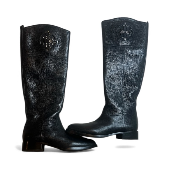 Authentic Tory Burch LIKE NEW Black Leather Heeled Boots Metal Emblem sz 6 - Picture 1 of 13